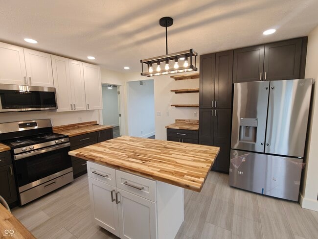 Building Photo - 2183 S Fairview Dr