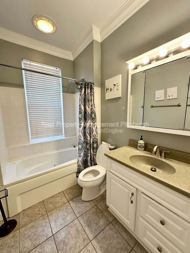 Building Photo - 138 Pius St