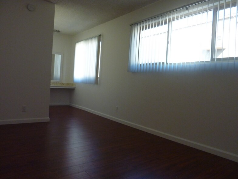 Building Photo - 2055 Rodney Dr