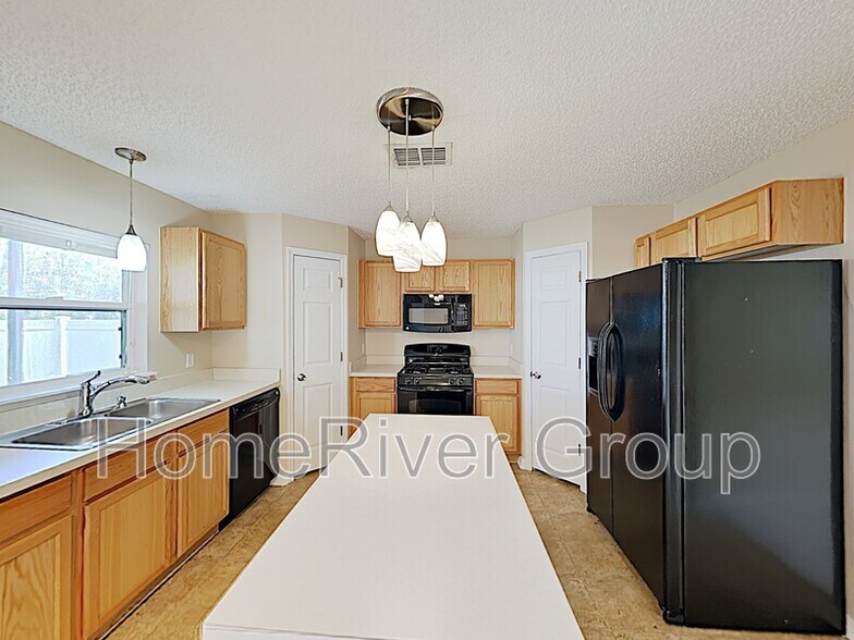 Building Photo - 2215 Canopy Dr