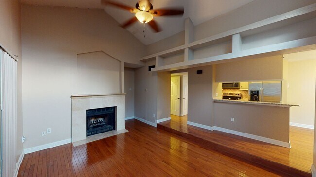 Building Photo - Wonderful Uptown renovated top floor condo!