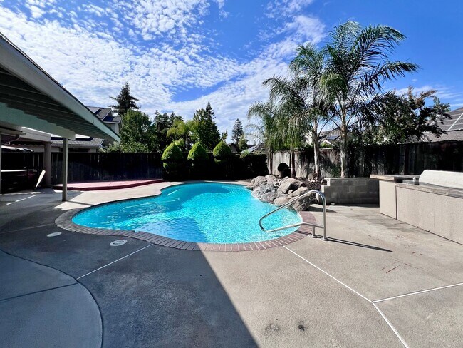 Building Photo - $3,700 Cole & Millbrook, 4 Bedroom House -...