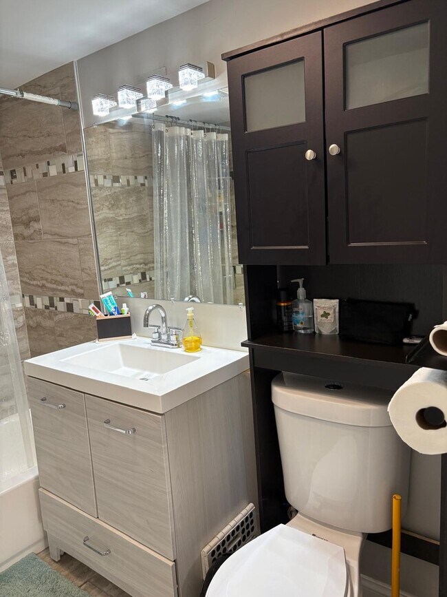 Building Photo - 6541 S Ingleside Ave