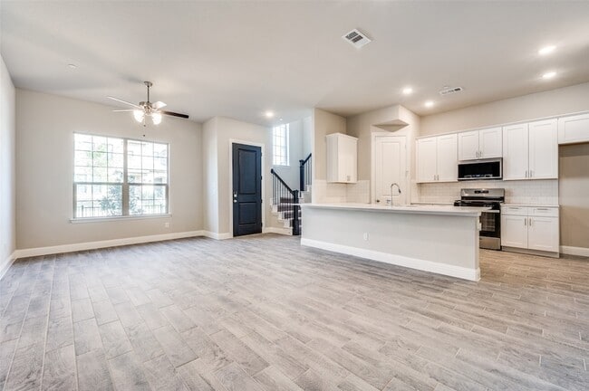 Building Photo - 6148 Blythe Dr