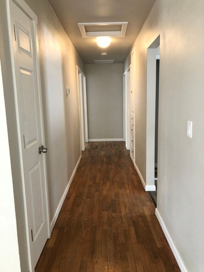 Building Photo - Cozy Home!!