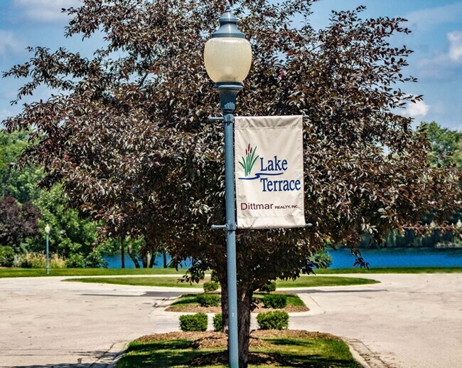 Building Photo - Condo Style Lower 2 bedroom 2 bathroom Renovated Apartment With A Lake View