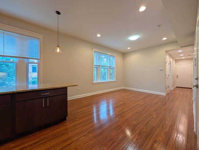 Primary Photo - 2048 W Evergreen Ave