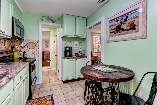 Building Photo - Charming Cottage in the Heart of Amelia Island: Your Perfect Rental Haven!