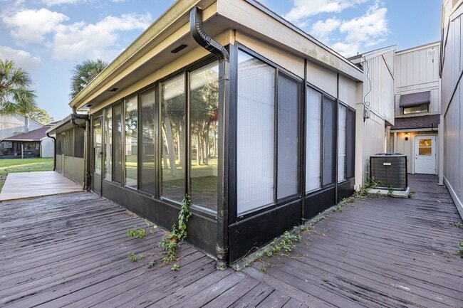 Building Photo - 1250 Admiralty Blvd