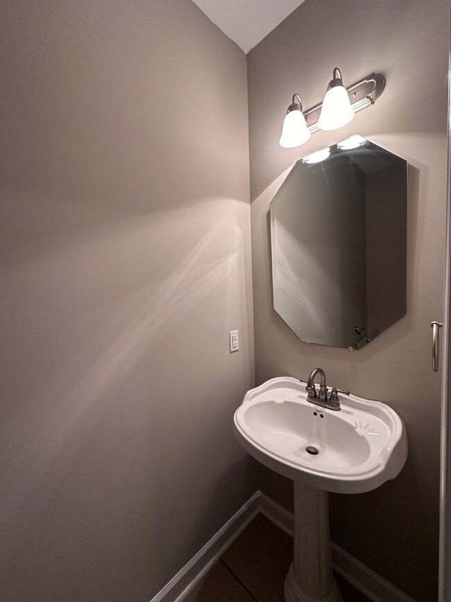 Building Photo - Eagle Landing - End Unit