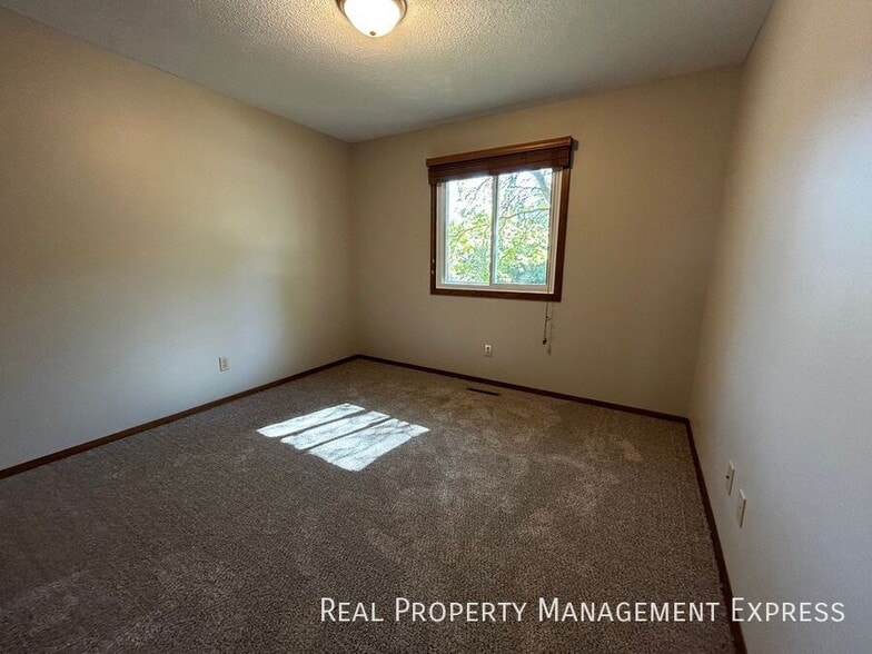 Building Photo - 3 Bedroom 2 Bathroom Home with a Fireplace...