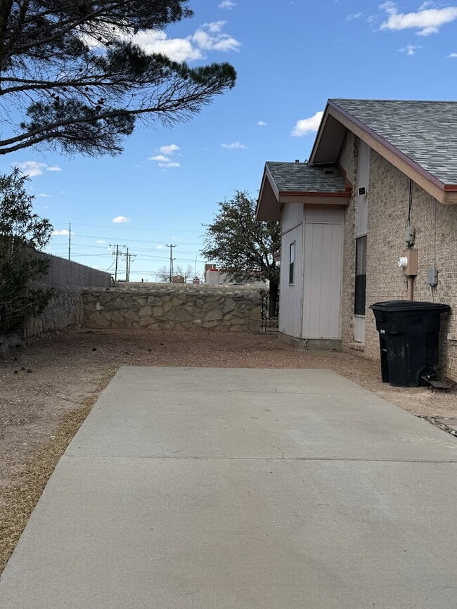 Building Photo - 15327 Woodhill Ct