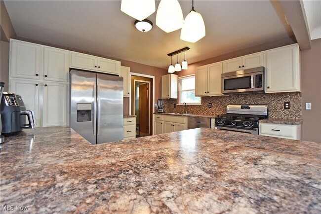 Building Photo - 37 E Meadowlawn Blvd