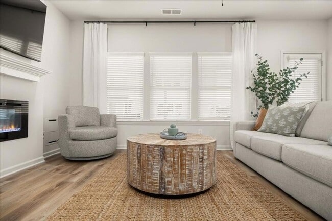 Building Photo - 299 Summit Dr W