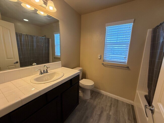 Building Photo - 3-Bedroom in the Desirable University Park Gated Community with solar!