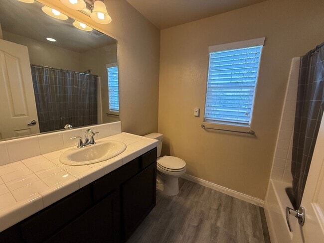 Building Photo - Spacious 3-Bedroom Home in the Desirable U...