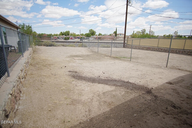 Building Photo - 8489 Roseway Dr