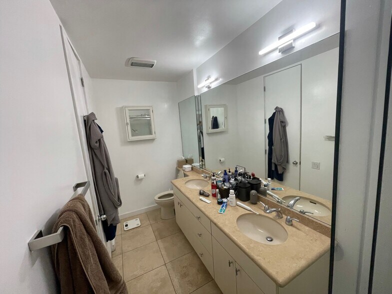 Building Photo - 330 S Barrington Ave