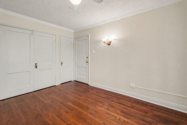 Building Photo - Walkable Capitol Hill Condo | Parking Included