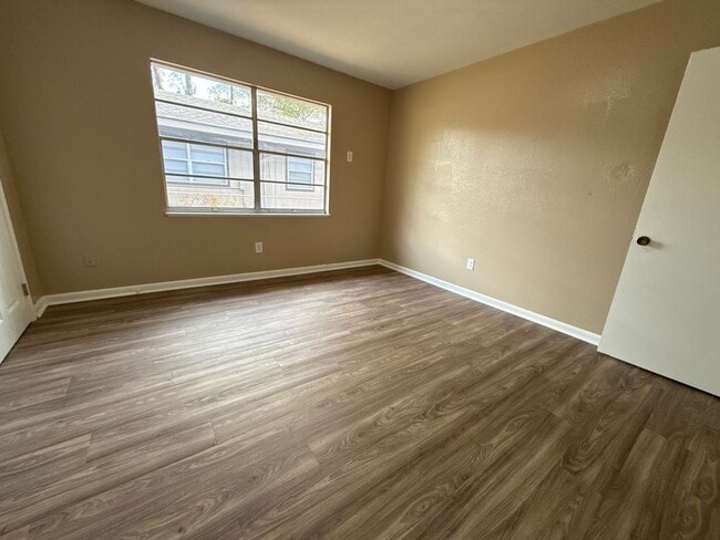 Building Photo - Country and City Side Home