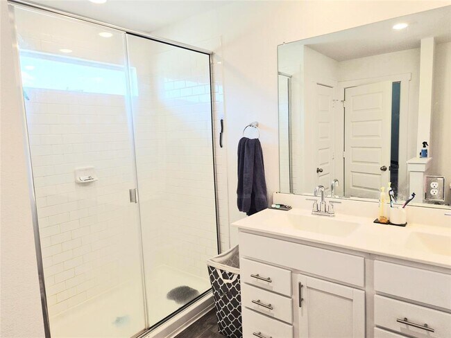 Building Photo - 501 Elm Crk Dr