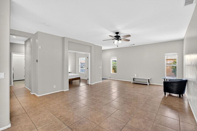 Building Photo - 697 W Oak Tree Ln