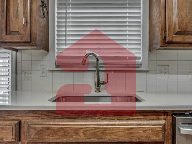 Building Photo - 2708 Silvertree Dr