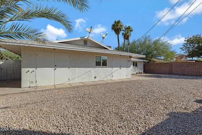 Building Photo - 607 E Encanto Dr