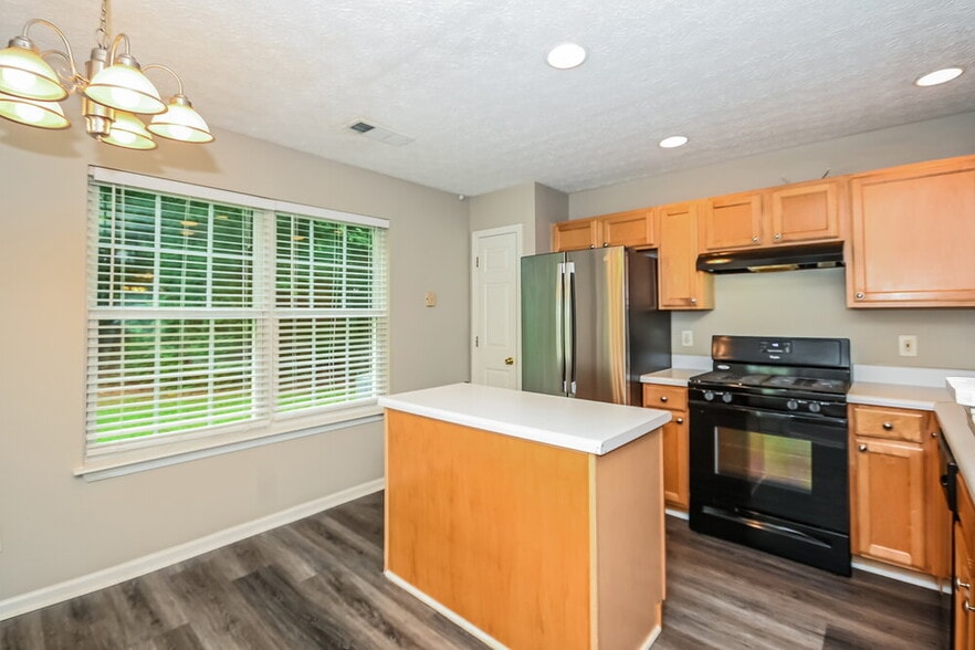 Building Photo - 213 Oak Grove Way