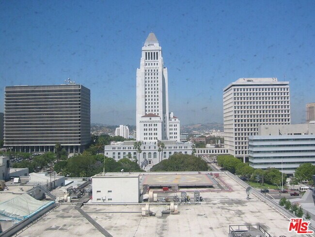 Building Photo - 108 W 2nd St