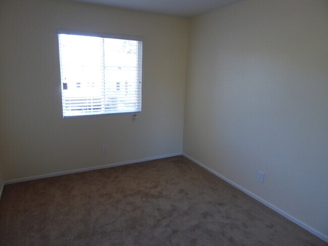 Building Photo - 5 Oak Crest Ct