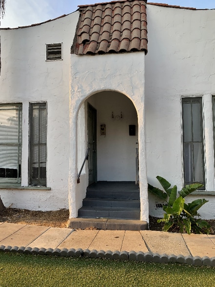 Building Photo - 806 4/5-805 N Poinsettia Pl