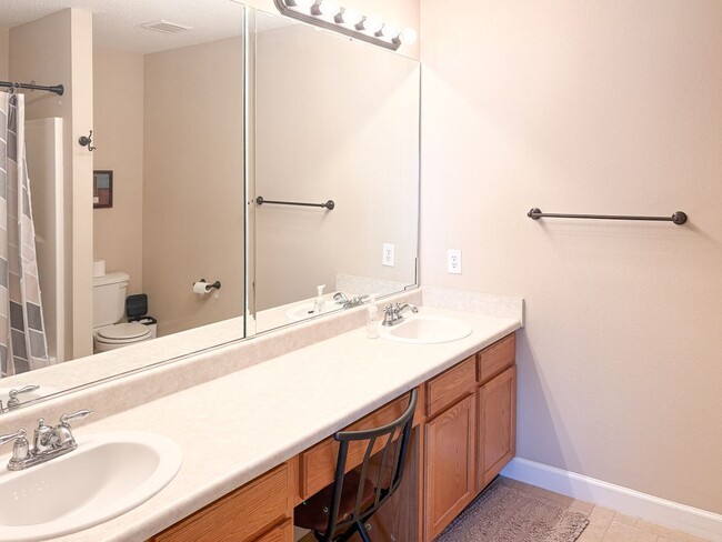 Building Photo - 3533 S Glasgow Cir