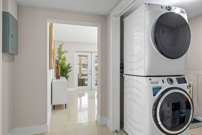 Building Photo - Naples Park Pool home - walking distance to the beach!