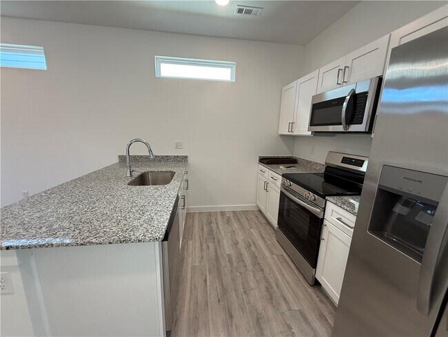 Building Photo - 831 States Ave