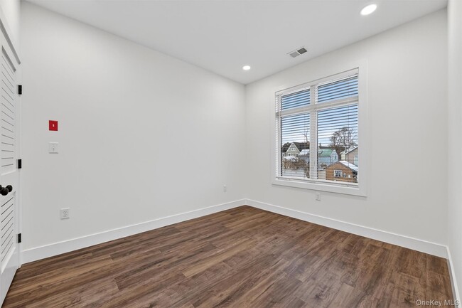 Building Photo - 19 Welling Pl