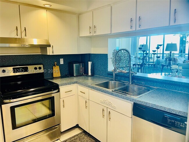 Building Photo - 2555 Collins Ave