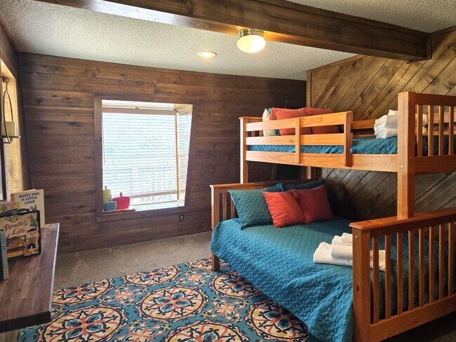 Building Photo - Large Three Bedroom Home Close To Midtown ...