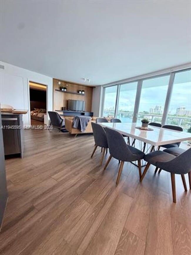 Building Photo - 9821 E Bay Harbor Dr