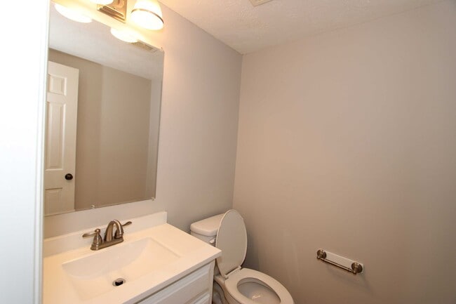 Building Photo - 2 Bed 1.5 Bath Condo