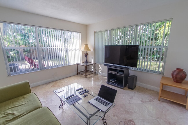 Building Photo - 927 W Royal Palm Rd