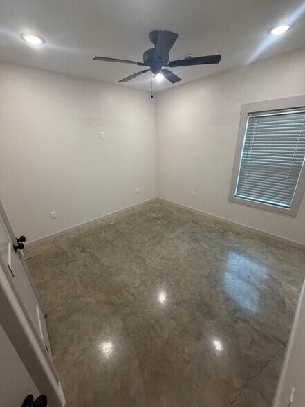 Building Photo - 4609 Wolf Run Trl