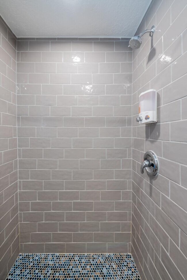 Building Photo - 722 Marquette Ave NW