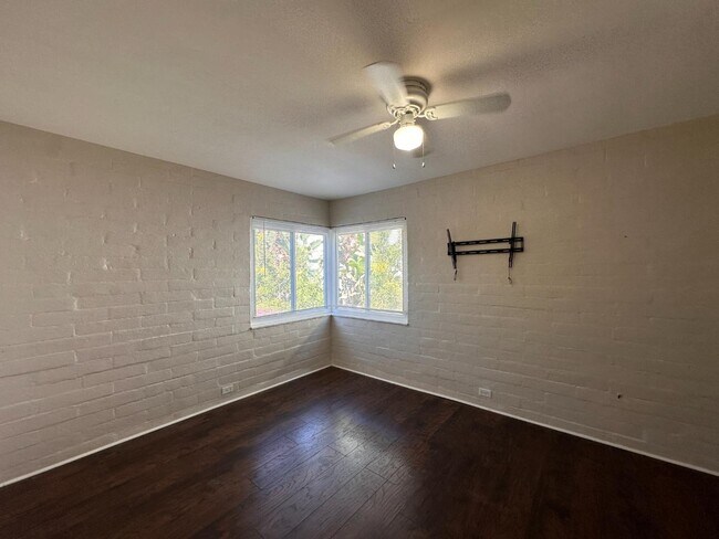 Building Photo - 445 1/2 E Puente St