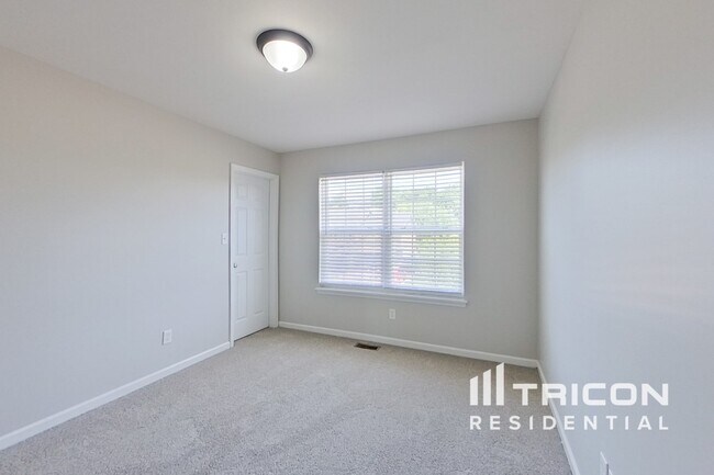 Building Photo - 218 Roxbury Dr