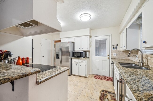 Building Photo - 910 Coachlight Dr