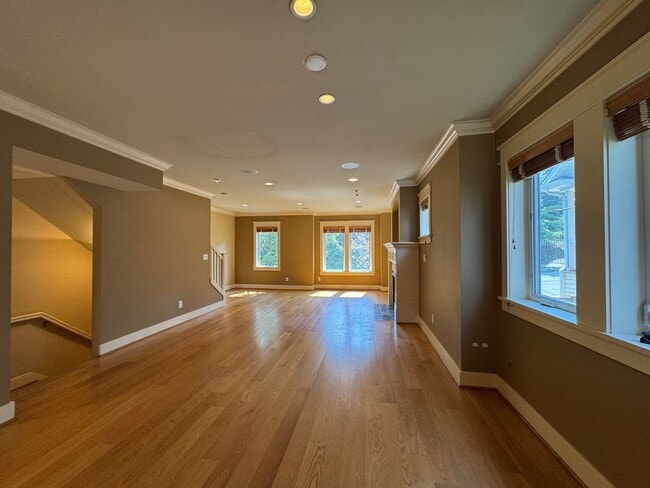 Building Photo - Cozy 3 bed 2.5 bath townhome on North Quee...