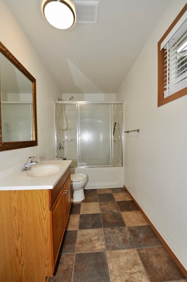 Building Photo - 2 bed 1 bath apartment (4plex building)