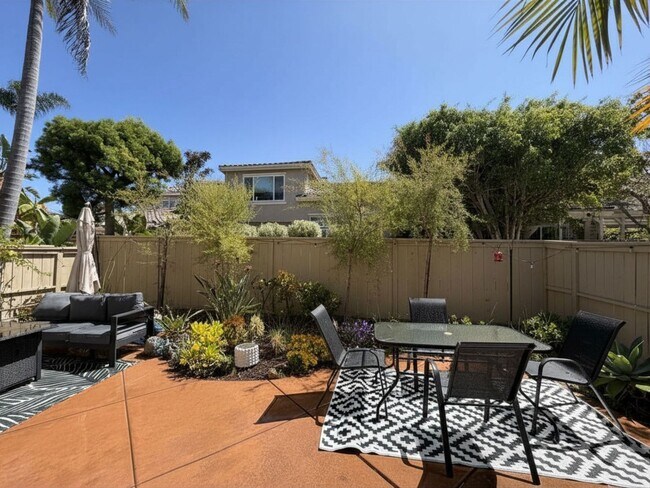 Building Photo - Spacious Townhouse located in Poinsettia Heights