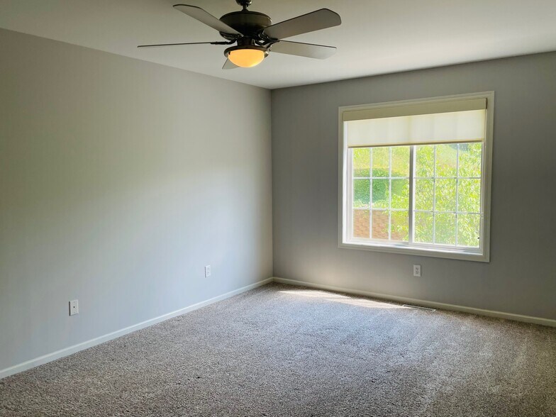 Bedroom w/ lots of sunlight - 739 Maple Hills Dr